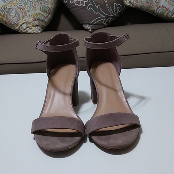 Pre-owned tan sandals in excellent condition - Picture 2 of 8